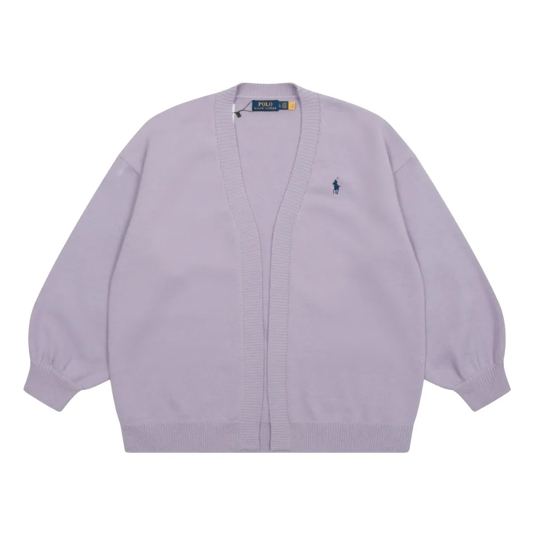 🅿️220 "Top quality" Style number: DS016# [Ralph Lauren V-neck solid color pony embroidered logo woolen knitted shawl cardigan] ✅Ralph Lauren Lazy‌oversize style basic classic versatile ten-color shawl cardigan ✅Main supplier platform live broadcast Wholesale entity Replenishment when out of stock No removal from shelves ✅ZP quality 1:1 version Scan the code to enter the GF website Counter quality ✅Details and quality are the only one in Guangzhou. Light luxury wool. Focus on high-end. Cost-effective. Good quality. Needless to say. ✅Restore the original version. Can wear 190 pounds. Loose, comfortable and stress-free. ✅Loose upper body, oversize and lazy style. Must-have style for goddess ootd. ✅Good-looking clothes are never picky. Recommended for goddess wardrobe. Taro Purple, Light Khaki, Chinese Red, Anchor Red